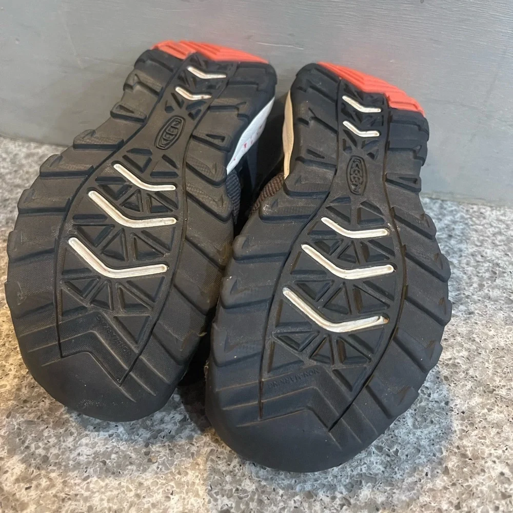 KEEN Newport Neo H2 Sandal Magnet/Spicy Orange Youth Size 13
